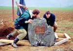 Obr. 5 - Posazení nového náhrobního kamene, původní byl zaorán a při rekonstrukci hřbitova znovu nalezen