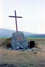 Obr. 6 - Nový kříž a náhrobní kámen