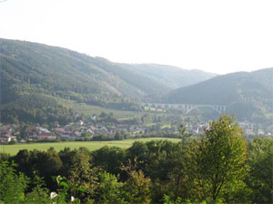 Pohled od Kalů směrem k Dolním Loučkám